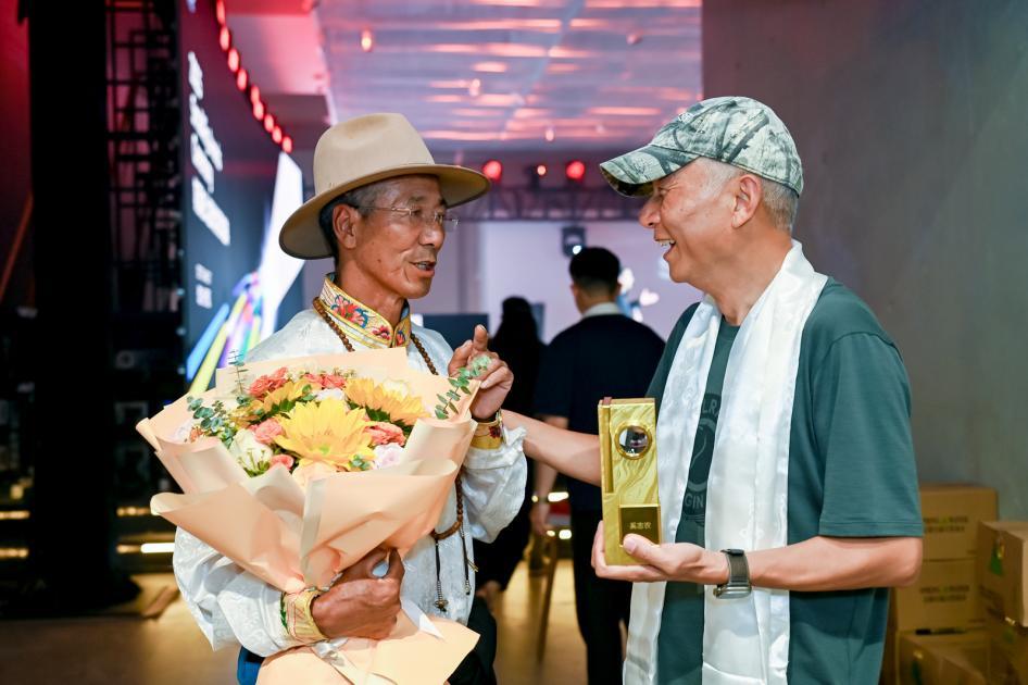 鲁茸、奚志农（从左至右）