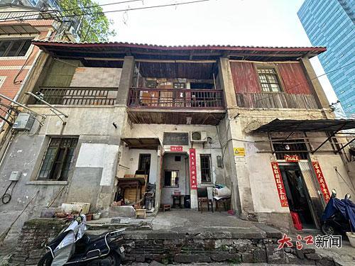 石泉别墅墙体表面脱落,布满历史痕迹。