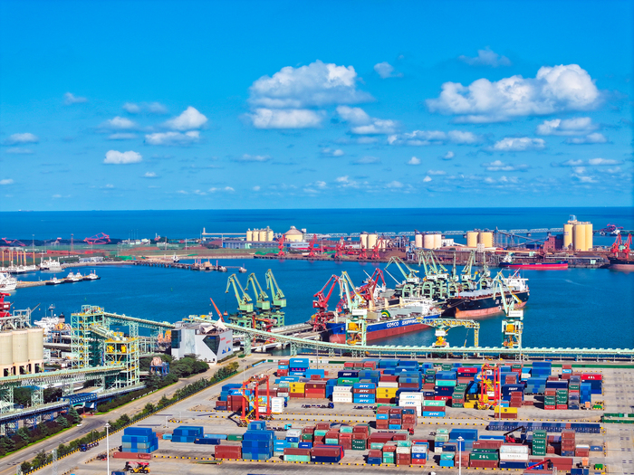 航拍下的日照港繁忙作业中。宋年升摄