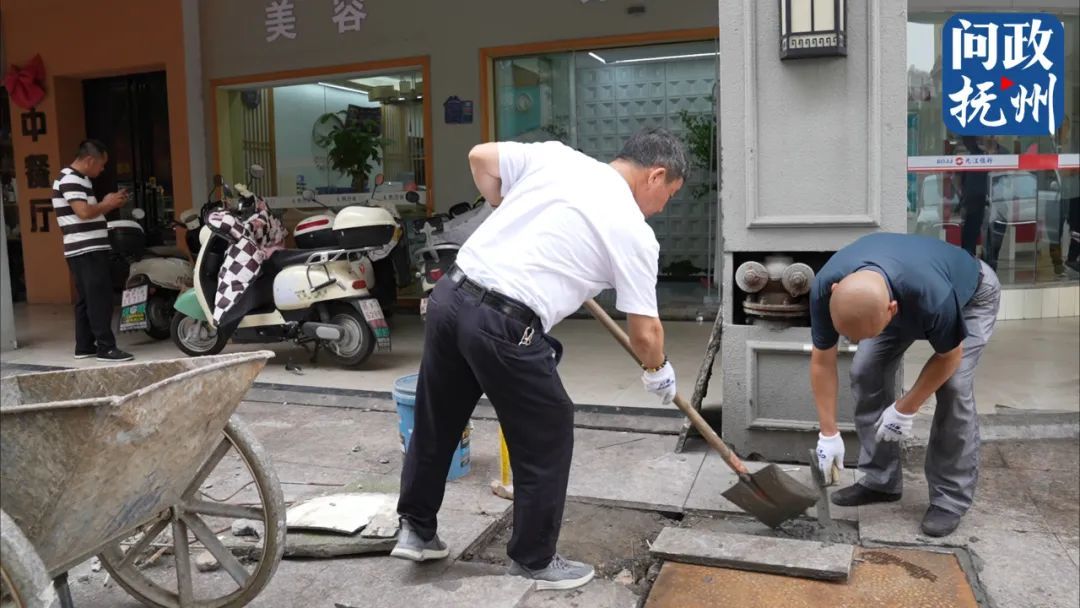 ▲ 工作人员正在对破损的路面进行填平