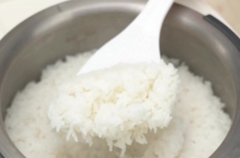 荣电集团：亚摩斯钛内胆电饭煲，立体沸煮粒粒香