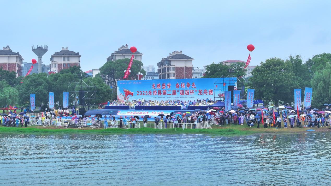 龙舟赛吸引众多群众前来观赛。 梁振堂 摄