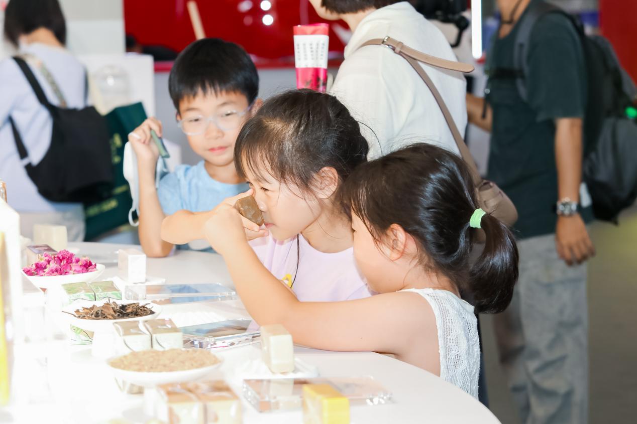 孩子们体验时尚家居用品