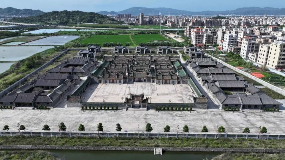 1.14亿的违法建筑群，几小时就拆完了