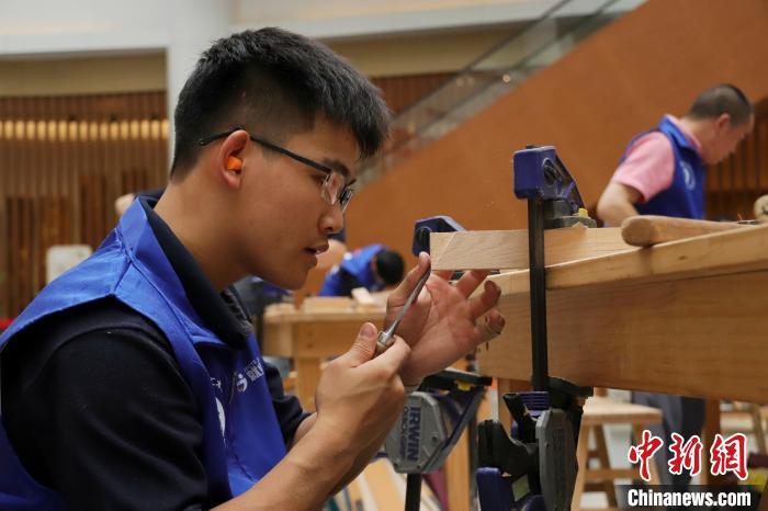 图为正在进行比赛的木工制作能手。中新社记者 熊锦阳 摄