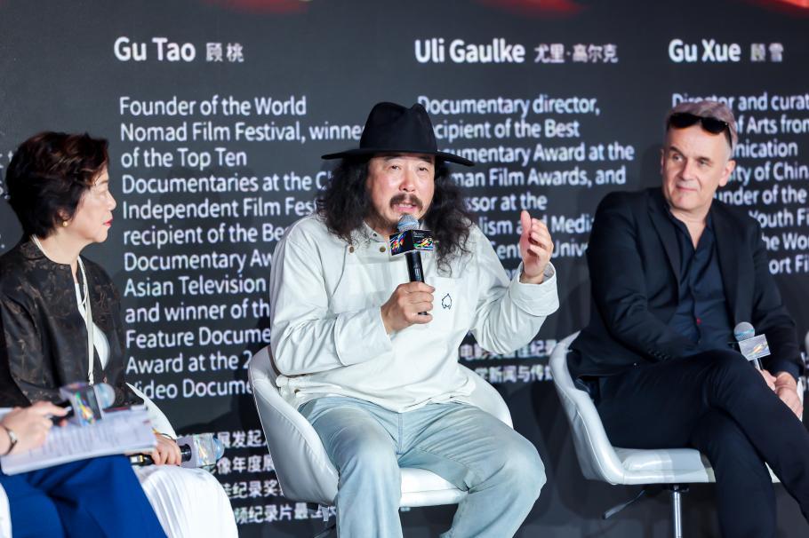 图：顾桃在「圆桌论坛：公益影像的叙事与张力」交流分享