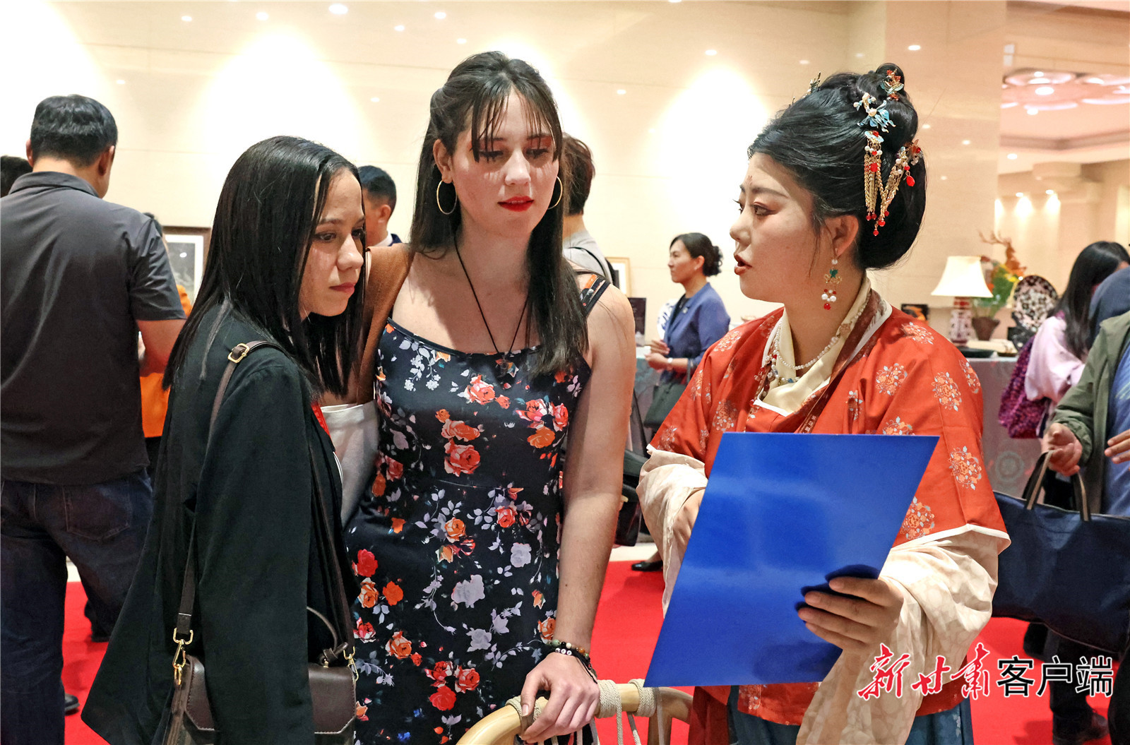 嘉宾了解锲金画雕刻艺术（新甘肃&middot;甘肃日报记者　田蹊）