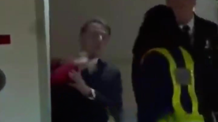 马克龙下飞机时竟被老婆打脸，看见镜头后立刻微笑打招呼