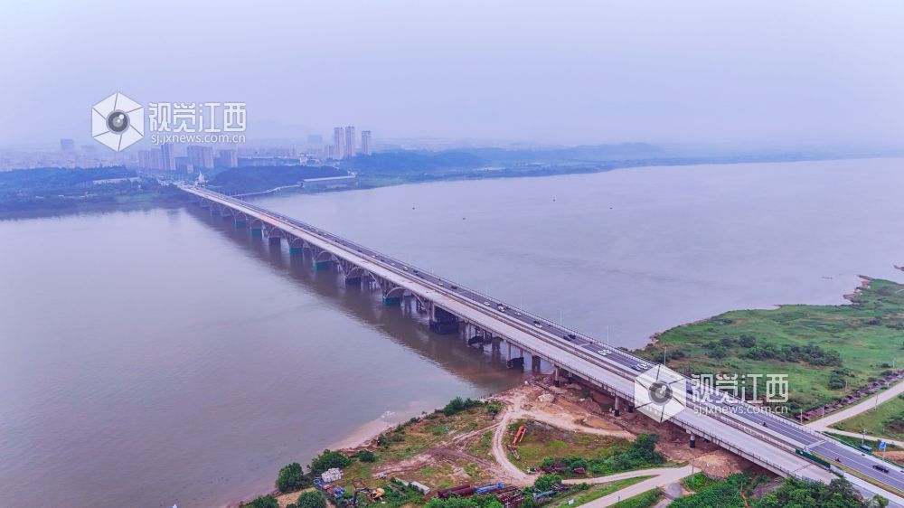 2025年5月26日,在江西省吉安市新干县赣江大桥拍摄的画面。