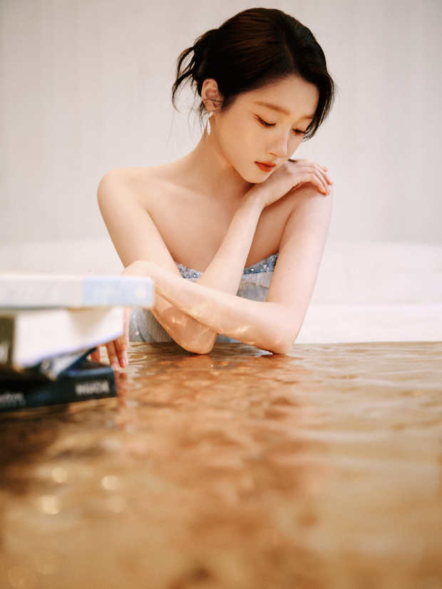 搜狐娱乐讯 5月29日,关晓彤工作室晒出了一组她的最新活动造型图,身穿一袭蓝色抹胸开叉裙,性感妩媚。