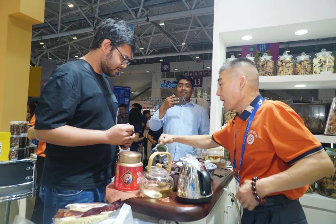 来自巴基斯坦的参展商品味柑普茶