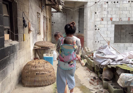 祝女士从早到晚要围着四个孩子转