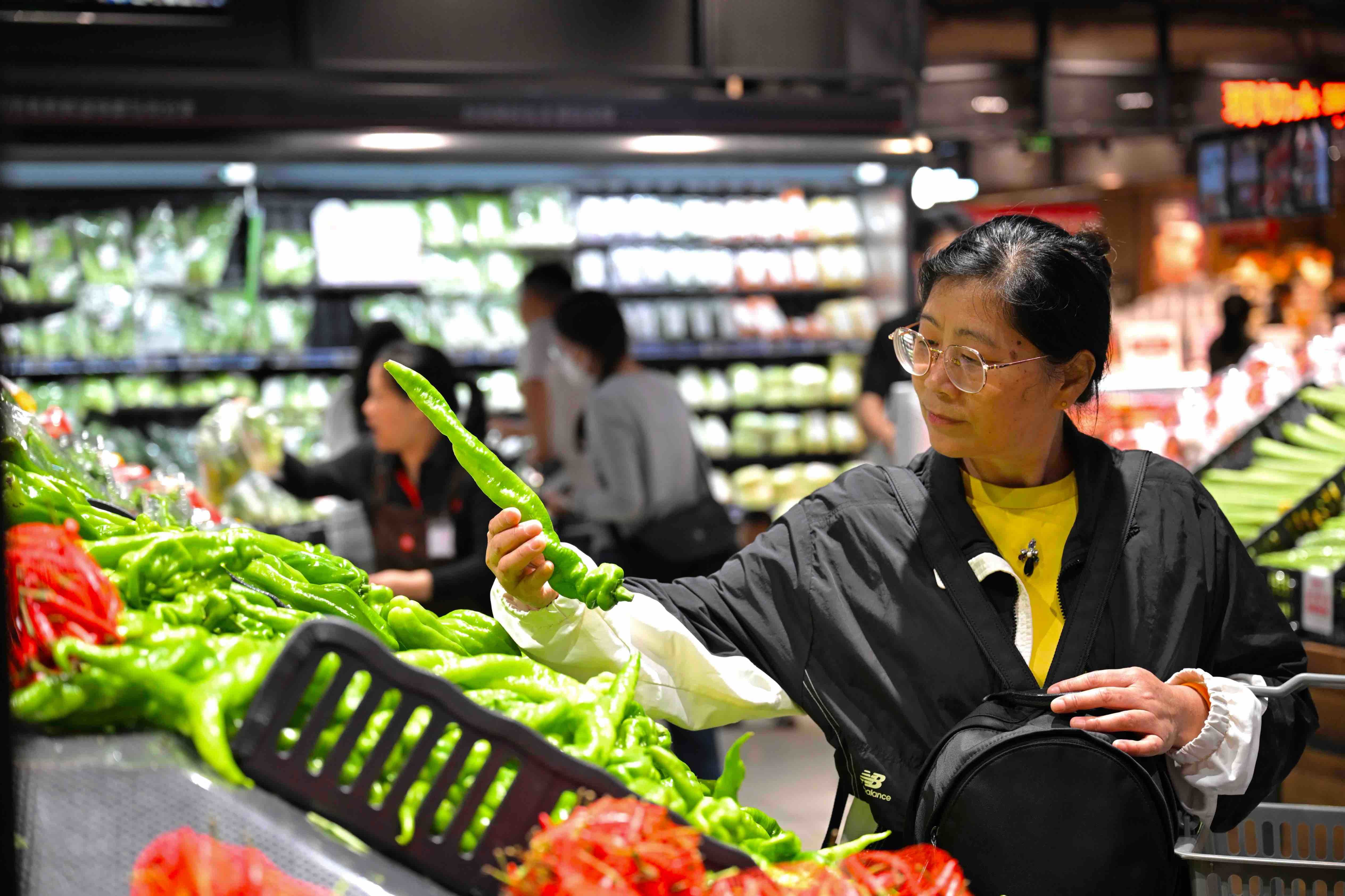 市民排队购买商品。摄影｜江西日报全媒体记者蔡铖歌