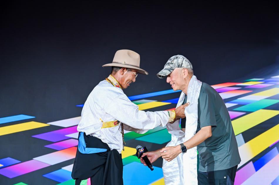 鲁茸为奚志农献哈达