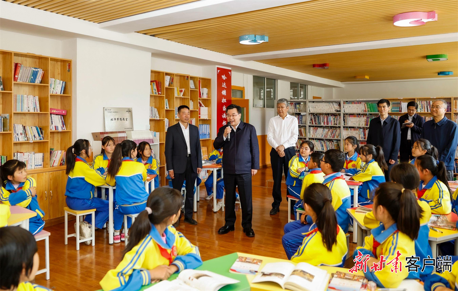 在“六一”国际儿童节前夕,省委书记、省人大常委会主任胡昌升来到宕昌县哈达铺小学,看望慰问孩子们,代表省委、省政府向全省少年儿童送上节日祝福,向广大教师和教育工作者致以诚挚问候。新甘肃·甘肃日报记者 孟捷