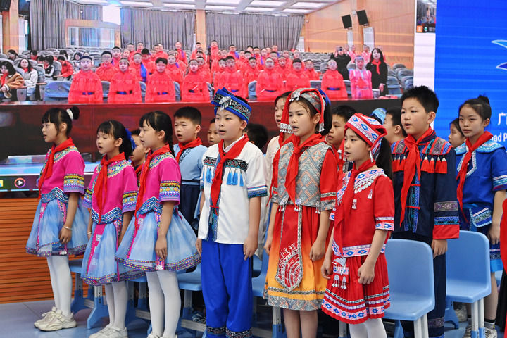2025年3月28日,在“壮蒙一家亲 共筑中国梦”手拉手主题云队会上,广西南宁市滨湖路小学四(1)中队队员通过网络和内蒙古鄂尔多斯东胜区第十二小学四(9)中队队员一起唱《中国少年先锋队队歌》。新华社记者 周华 摄