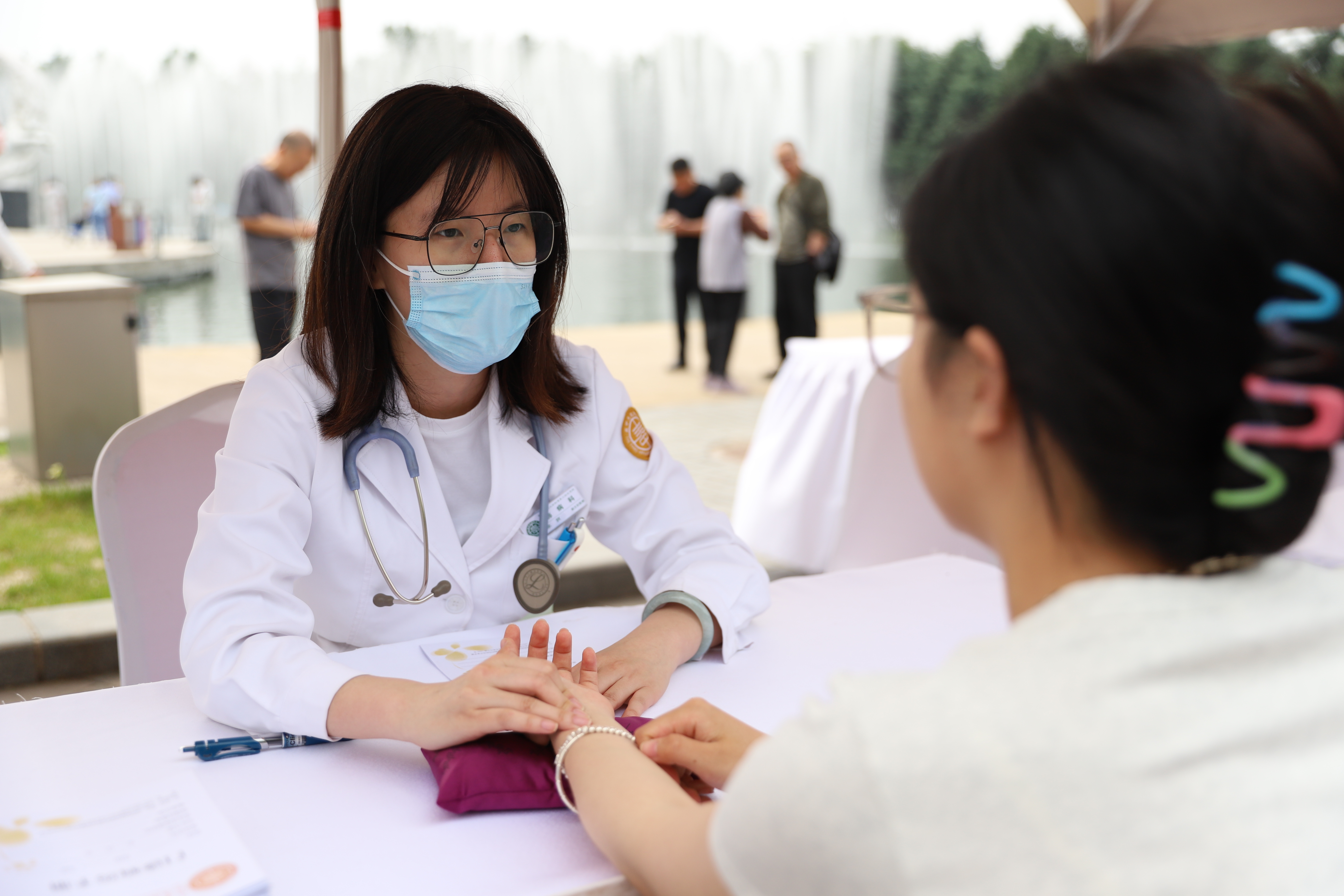 传承岐黄薪火，共庆端午安康 长春中医药大学附属第三临床医院中医药市集首日惠及2万余人次