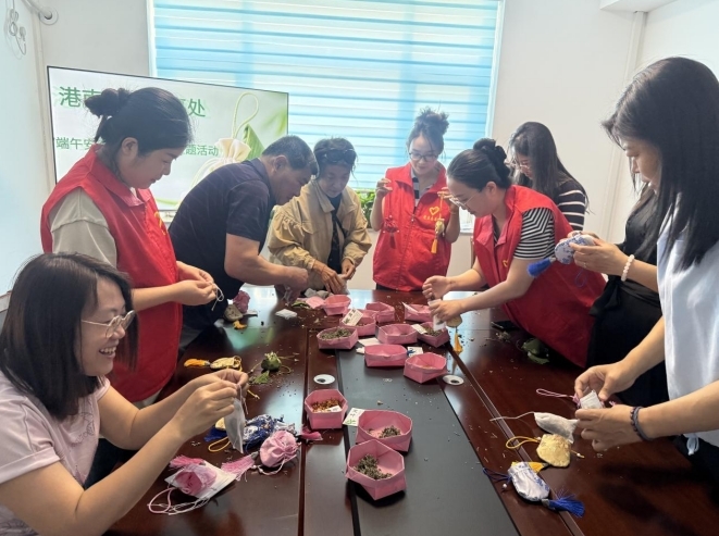南大港港南街道办事处制作香囊。白千千 摄