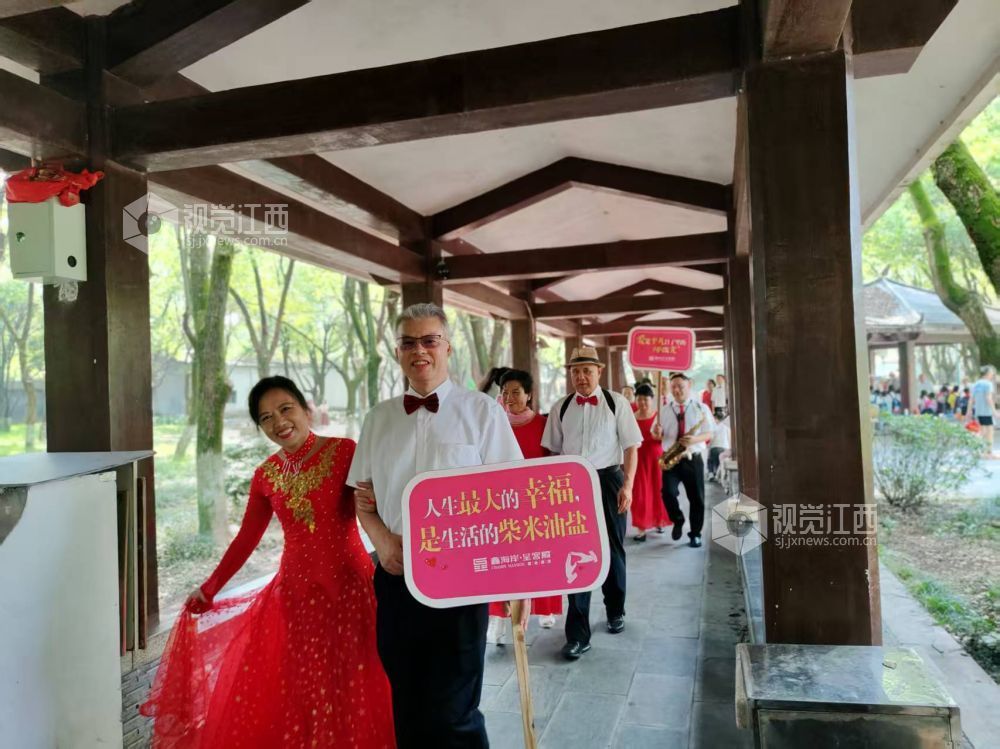 5月26日清晨，江西省萍乡市鹅湖公园热闹非凡，2025 首届 “幸福之家金婚点亮社会” 主题活动在此温馨启幕。