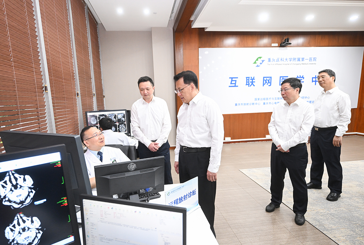 ▲5月27日上午，在重庆医科大学附属第一医院袁家岗院区，市委书记袁家军，市委副书记、市长胡衡华同医务工作者交流。记者 苏思 摄