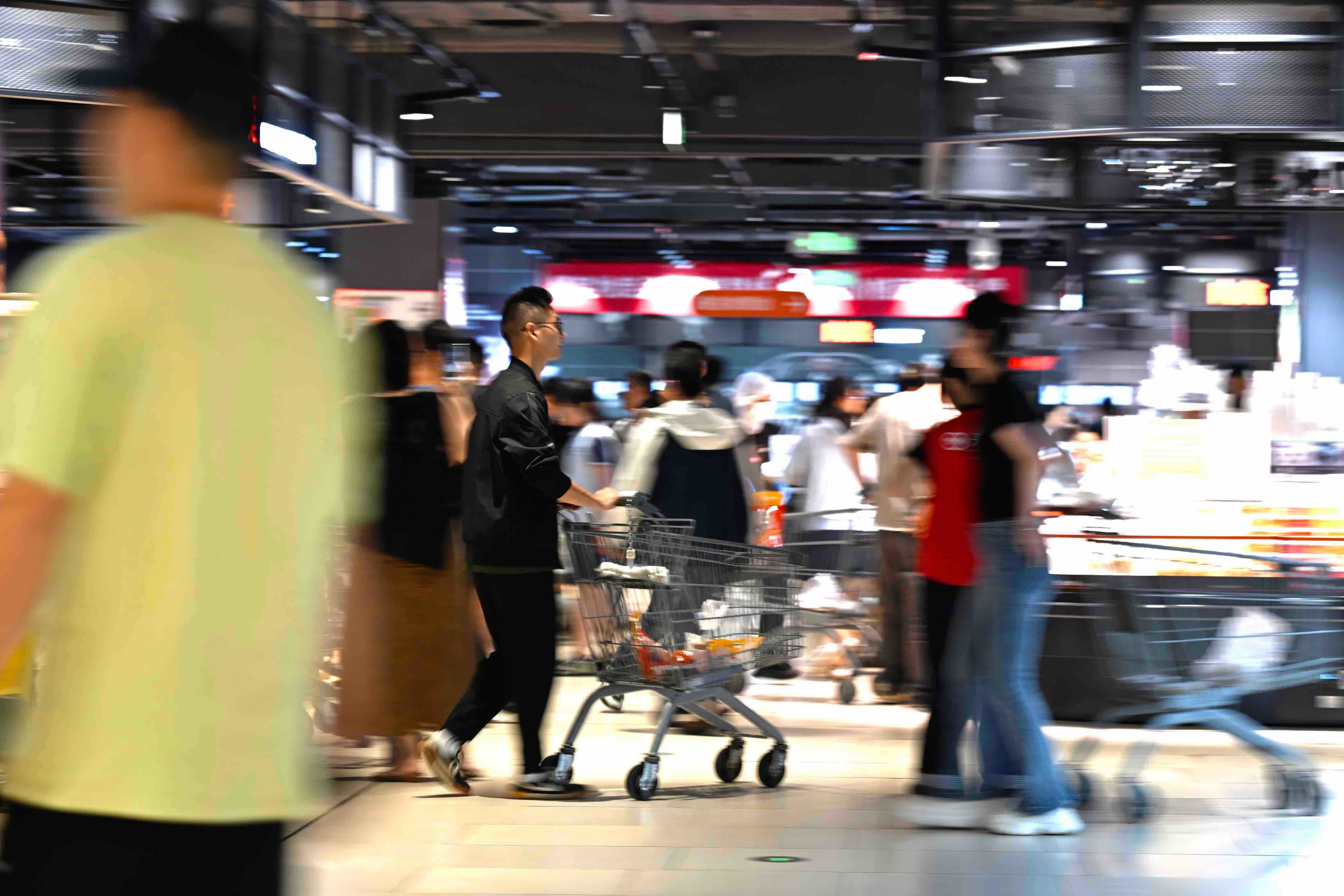 超市内人头攒动，热闹非凡。摄影｜江西日报全媒体记者蔡铖歌