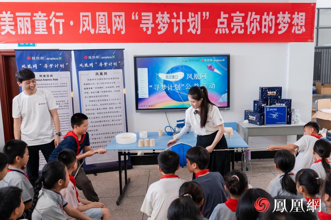 “马德堡半球”实验中，同学们试图将紧密贴合的半球分开