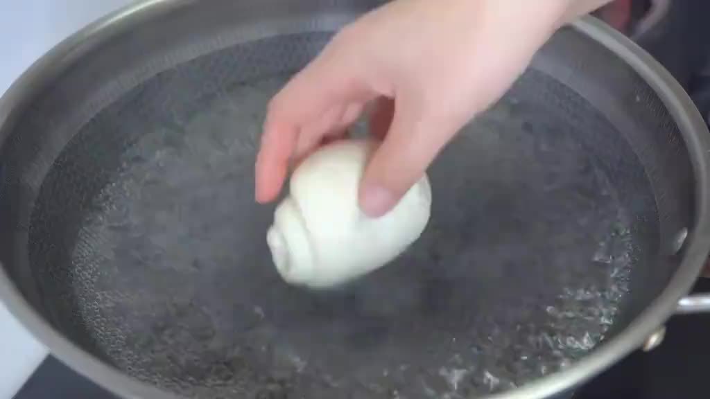 面团放进滚烫的开水中，太厉害了，头一次见这个做法，高手在民间