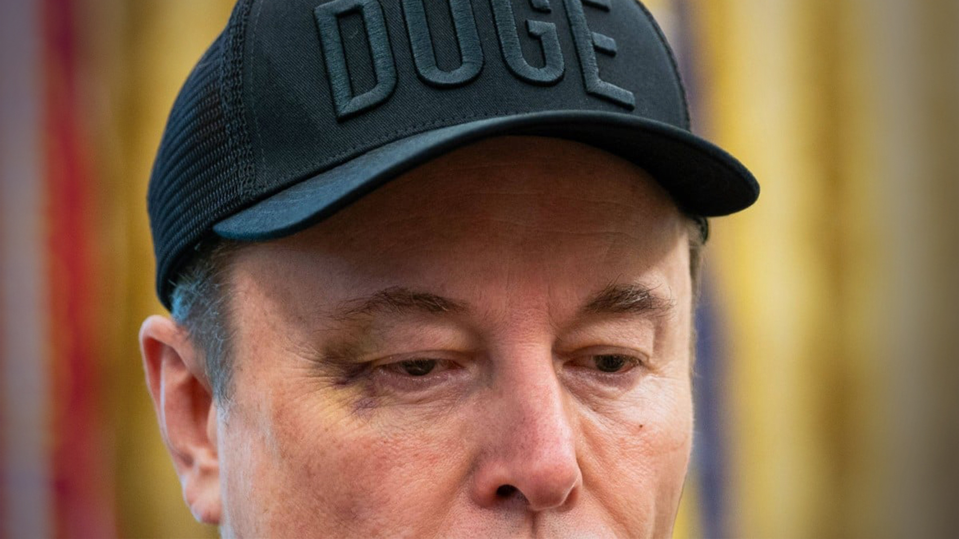 马斯克眼角淤青出现在白宫：吃了儿子一拳