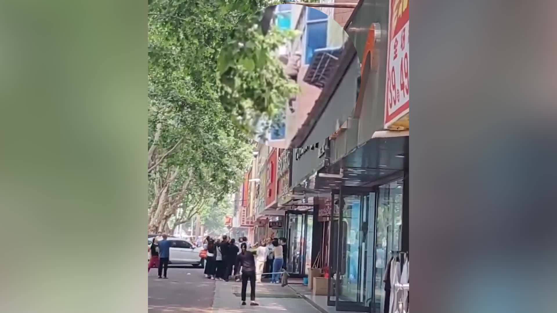 102岁老人3楼坠下被众人拿地垫稳稳接住，施救者：晚一会儿都麻烦了，老人当天就已出院