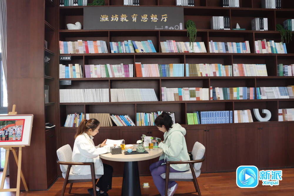 市民在书房安静阅读。（资料图）