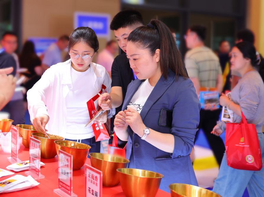 往来客商驻足品尝、咨询