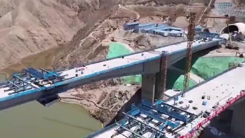 甘肃兰州　什川黄河特大桥成功合龙