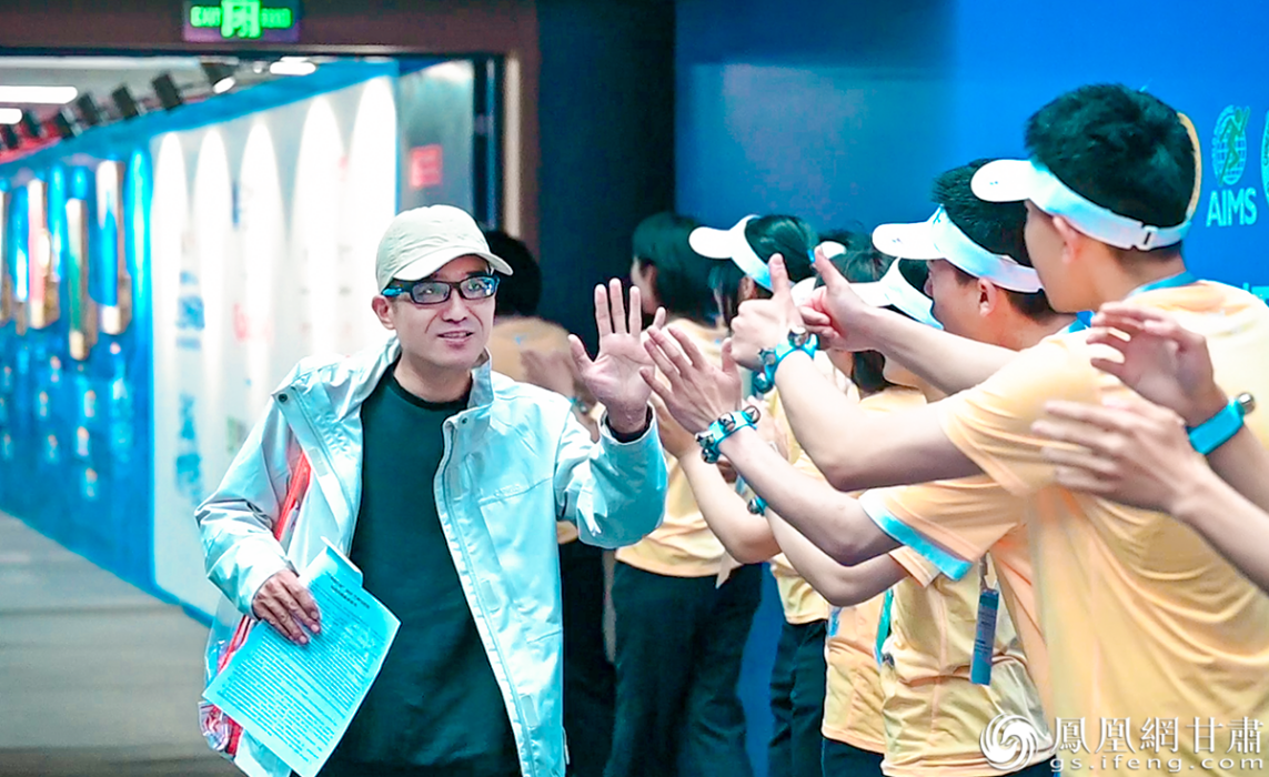 物资领取现场,志愿者的热情让参赛选手直呼“如此兰马,怎能不爱?”杨艺锴 摄