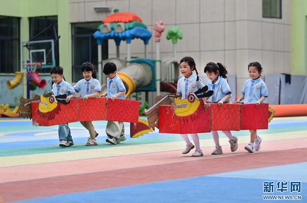 近日，在江西省宜春市萬載縣康樂幼兒園，萌娃們在進行旱龍舟比賽。新華網發 鄧龍華 攝