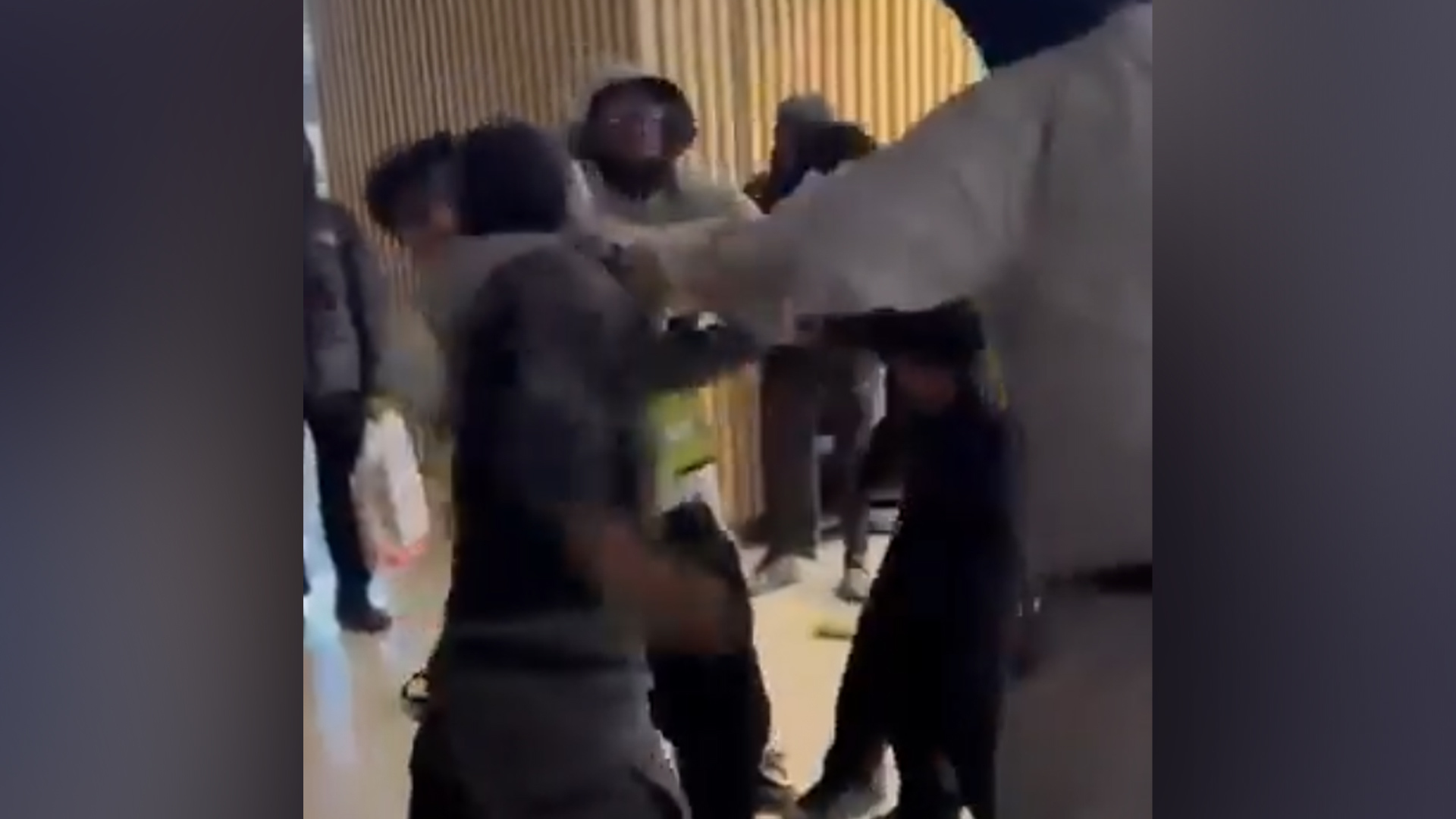 英国人为抢Labubu打起来了，伦敦一门店抢购现场堪比“战场”，蕾哈娜等多位一线明星随身携带