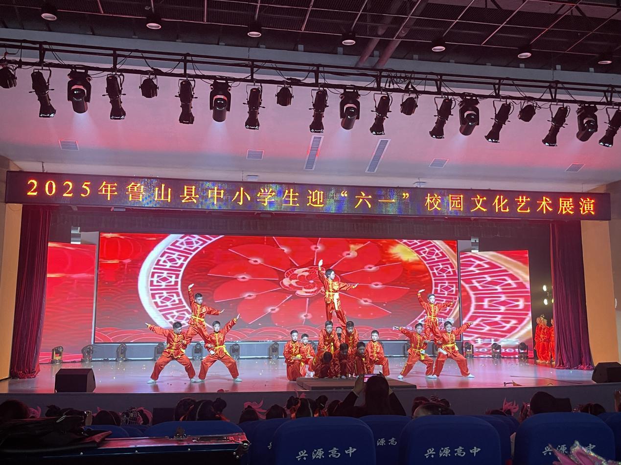活动现场，小朋友们在表演。（鲁山县委宣传部供图）