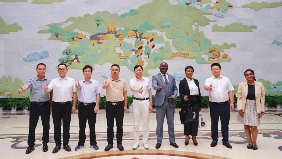 “您购物 我买单”万家丽超级家装节盛大启动！知名演员刘凡菲与消费者亲切互动