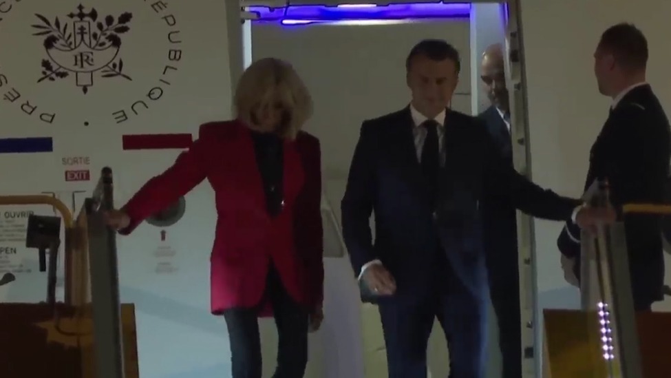 马克龙被妻子“打脸”后，两人之间说了什么？唇语专家解读