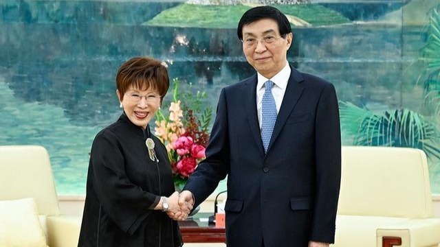 岛内思考统一，台关键人物专机直飞北京，国台办邀两岸共同协商