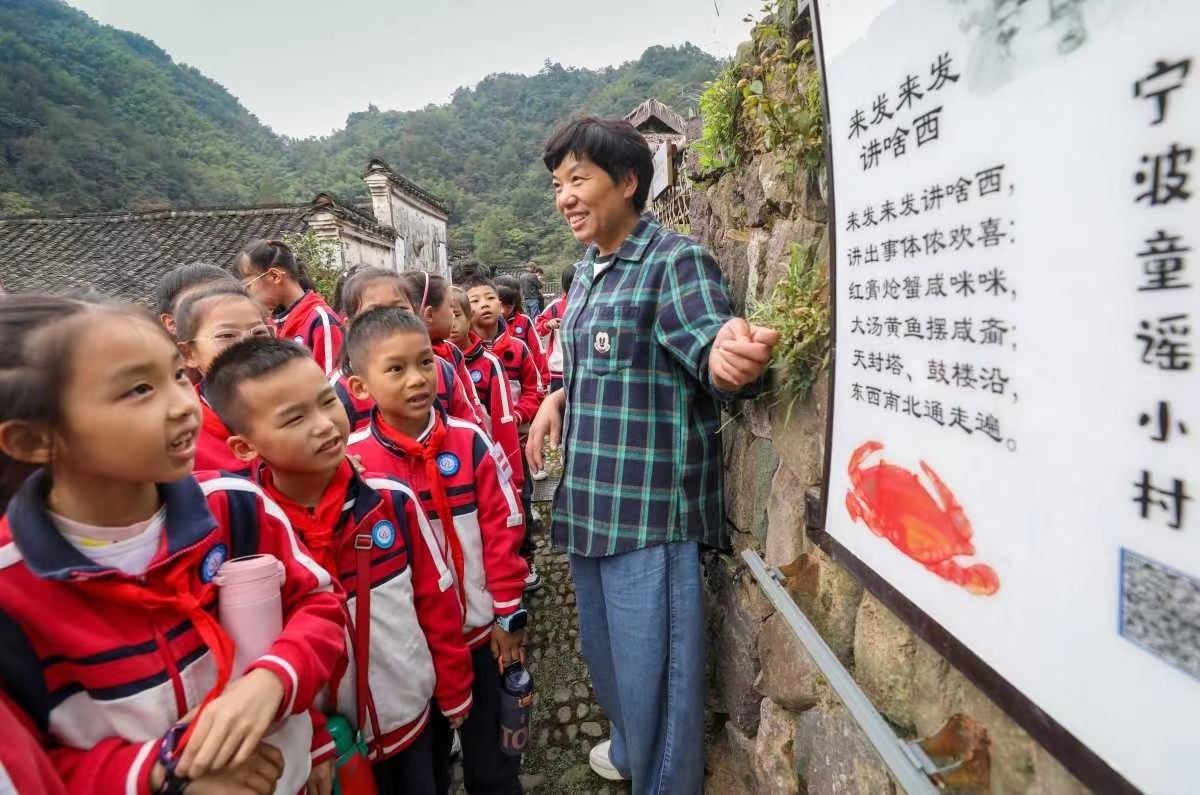童谣小村 张昊桦李家坑村 童谣小村迎来章水镇中心小学学生研学.jpg