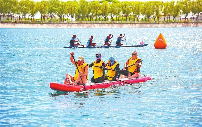 5月25日，“粽情端午&middot;激浪争锋”嘉峪关市第一届桨板邀请赛在东湖生态旅游景区举行。来自省内外的桨板爱好者展开各项目的激烈角逐。新甘肃&middot;甘肃日报通讯员　高深