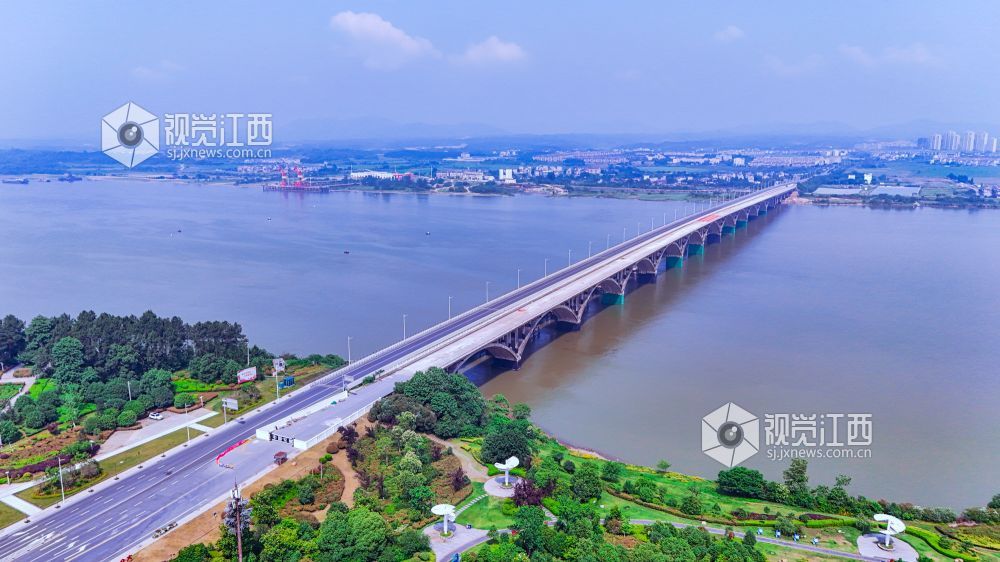 2025年5月26日,在江西省吉安市新干县赣江大桥拍摄的画面。