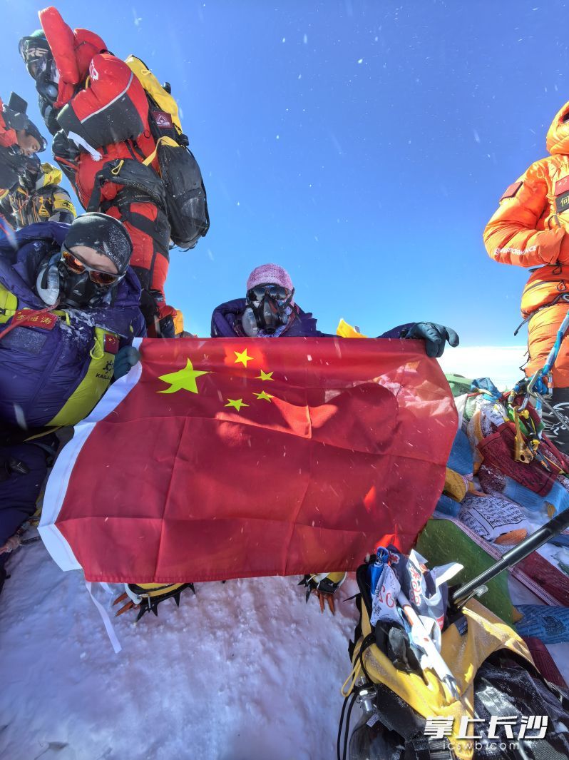 唐玲（女）成功从北坡登顶世界之巅——珠穆朗玛峰。均为省登山队供图
