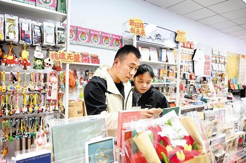 近日，在大境门景区的一家文创店里，游客正在选购文创产品。 本报见习记者 屈玉琪摄