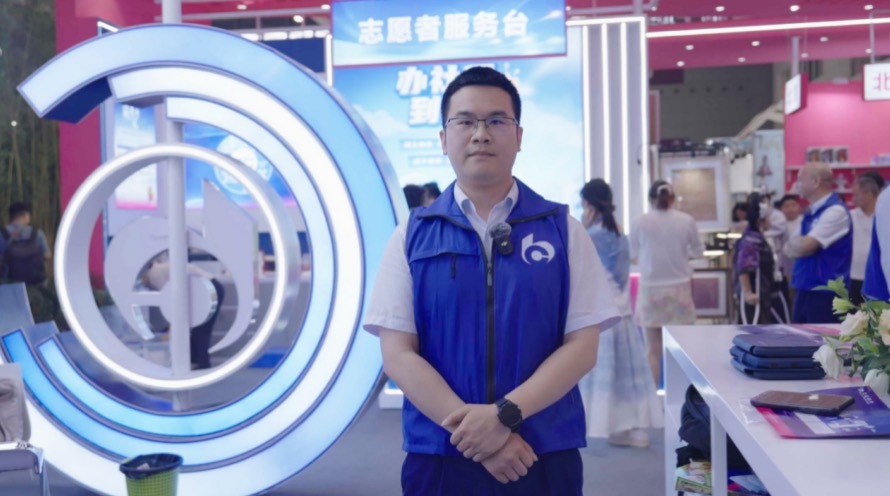 交通银行深圳分行志愿者以青春之力服务第二届“美丽工坊”残疾女性文创作品展