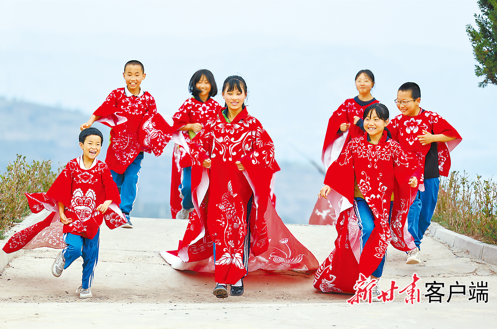 山村小学的“非遗剪纸时装秀”