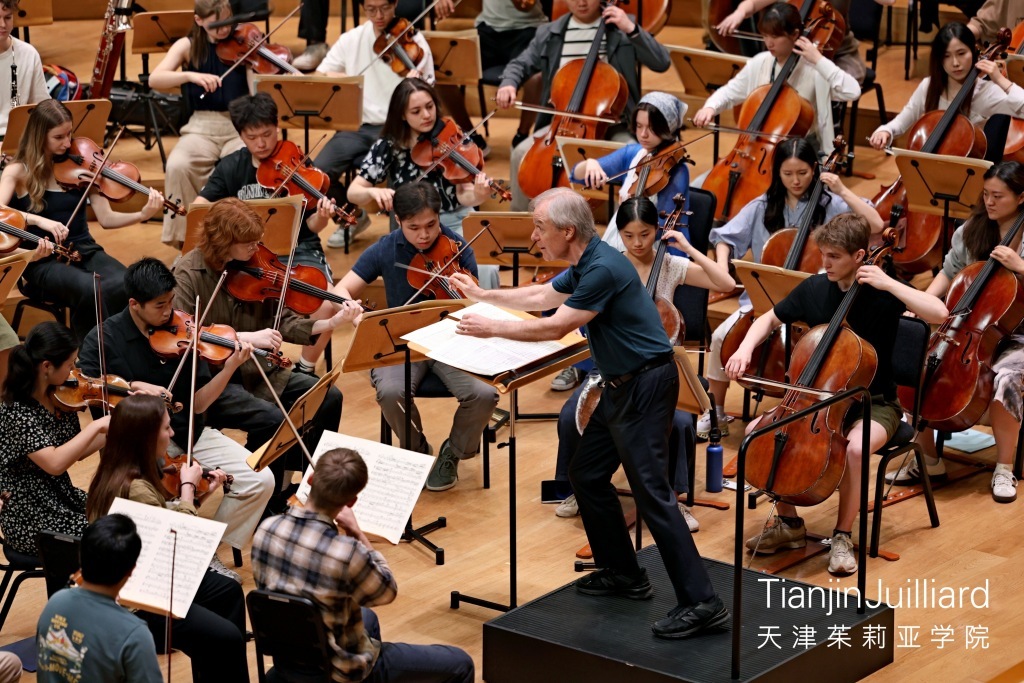 指挥大卫&middot;罗伯逊在排练现场