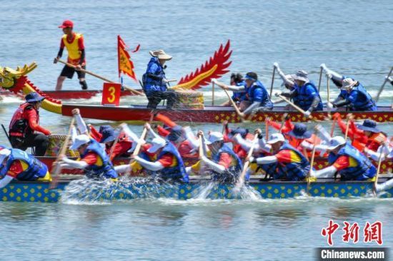 5月31日，2025“海口杯”端午国际龙舟邀请赛在海口市海甸溪鸣锣开赛。图为参赛龙舟队在比赛中。中新网记者 骆云飞 摄