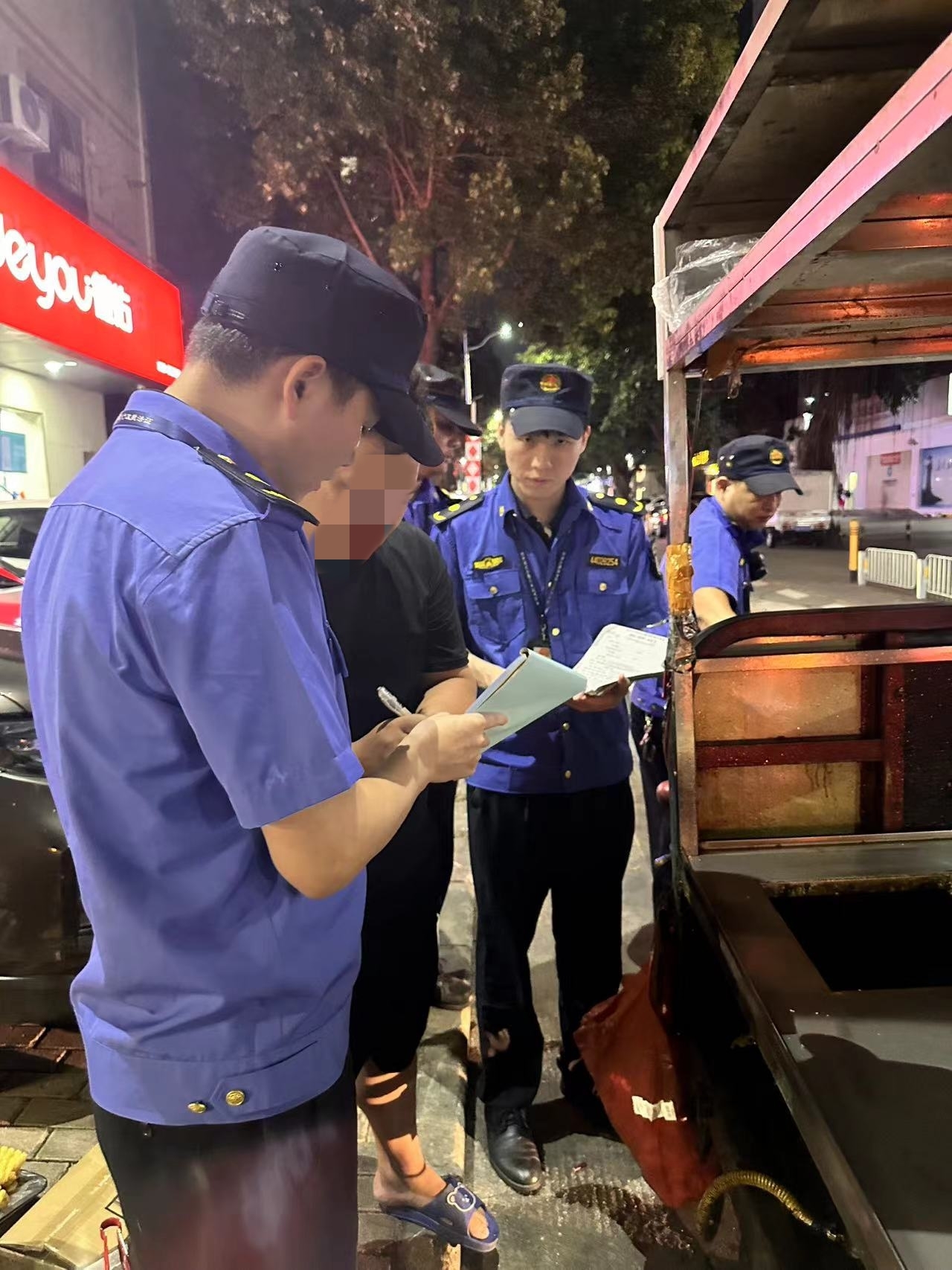 横岗街道开展夜间市容秩序专项整治行动
