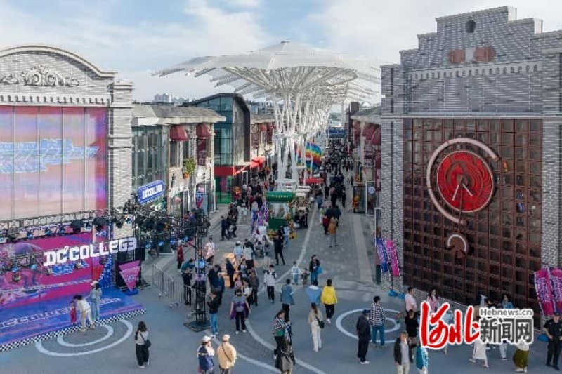 图为唐山市路南区建国里商业街街景。